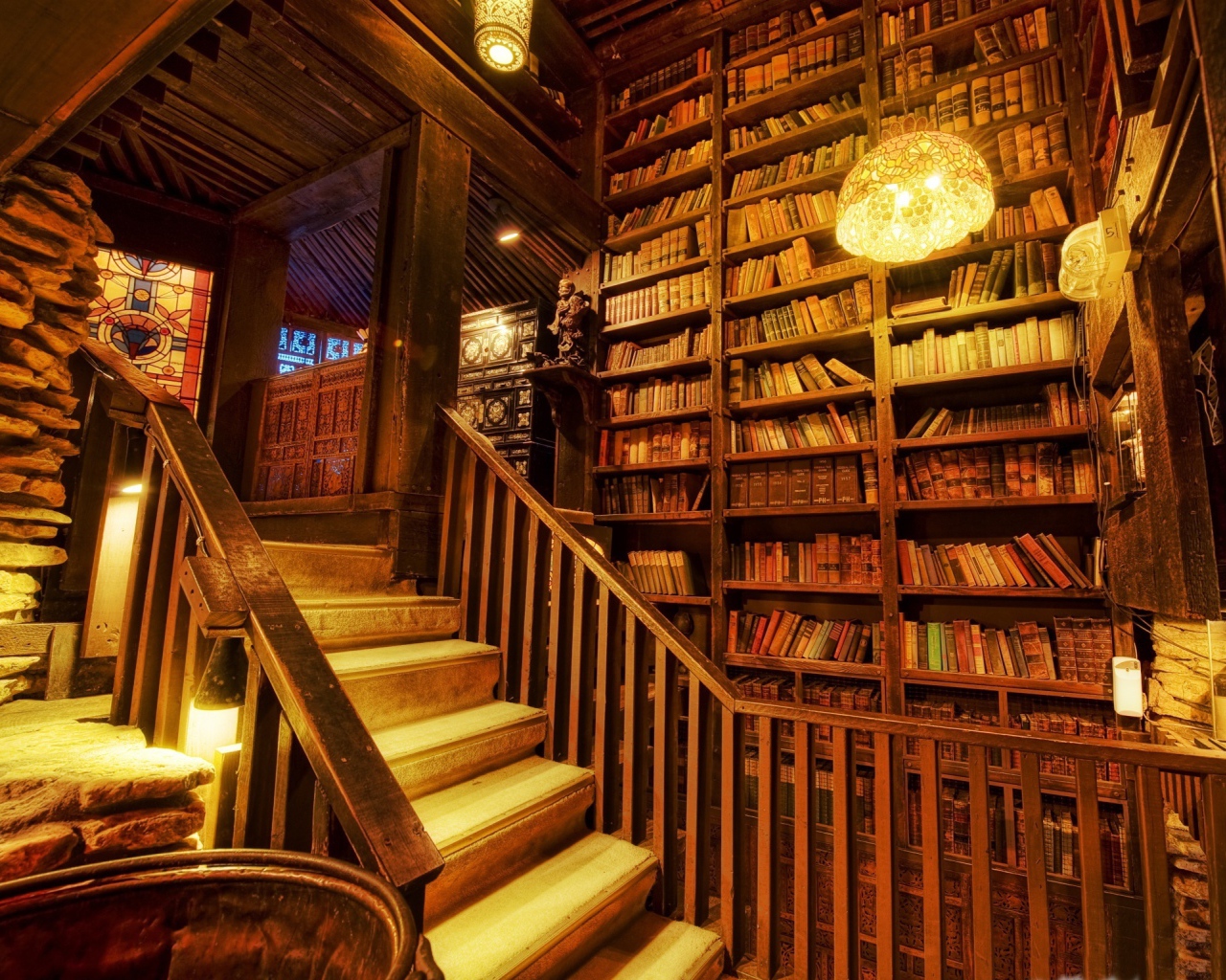 Полки с книгами в библиотеке