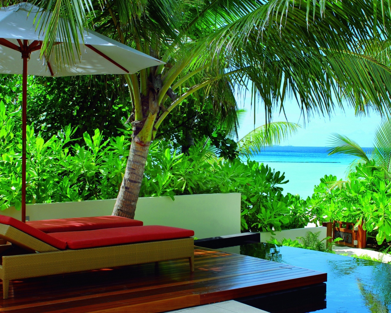 Два лежака для отдыха у моря