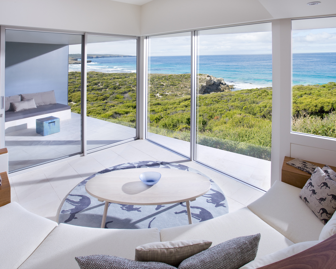 Веранда в доме на берегу моря