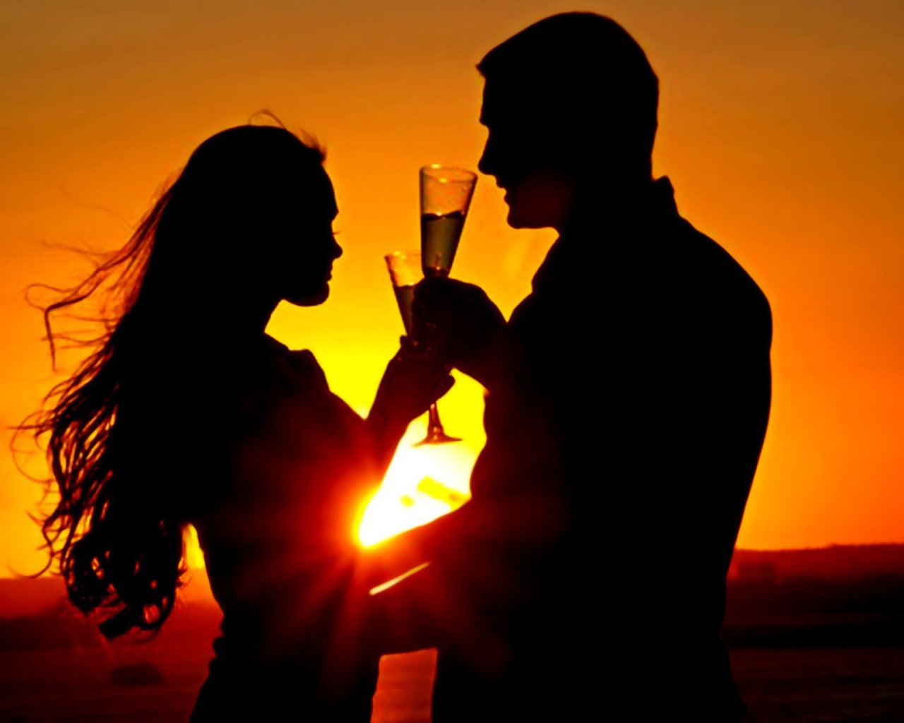 Бокал шампанского на закате