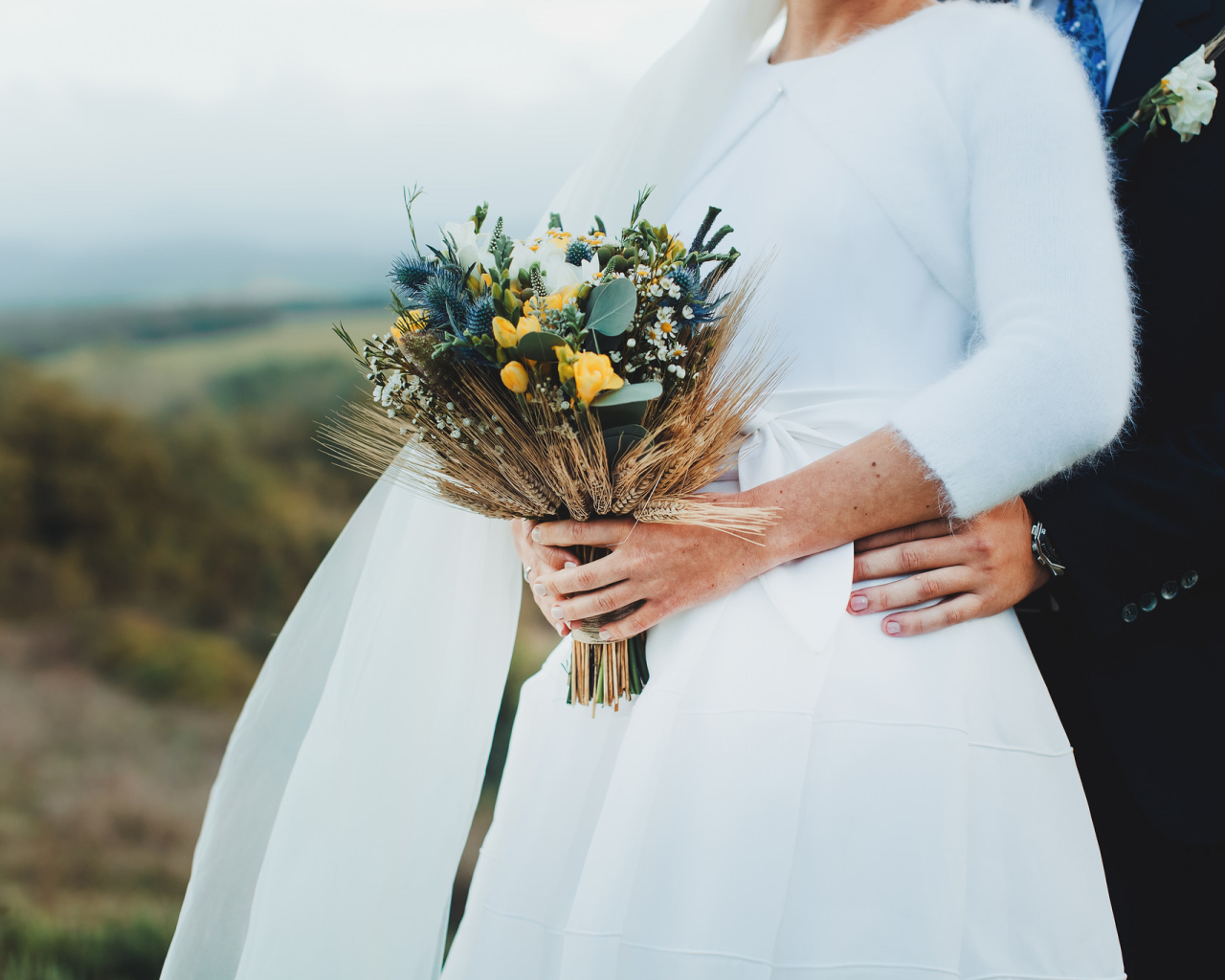 Невеста со свадебным букетом