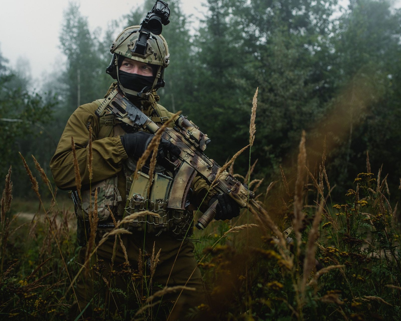 Солдат с повязкой  в траве