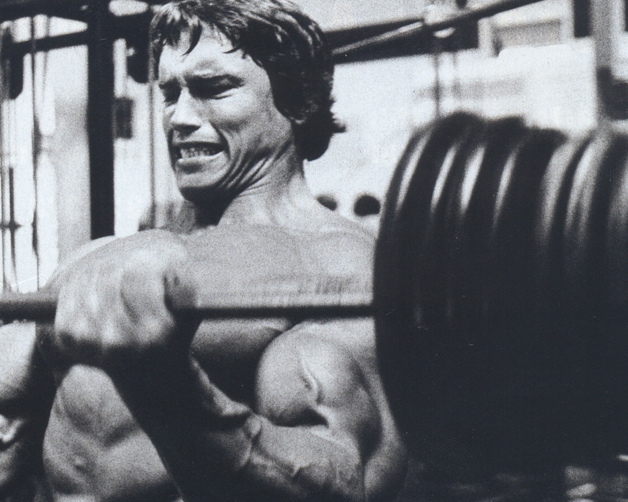 Арнольд Шварценеггер с штангой