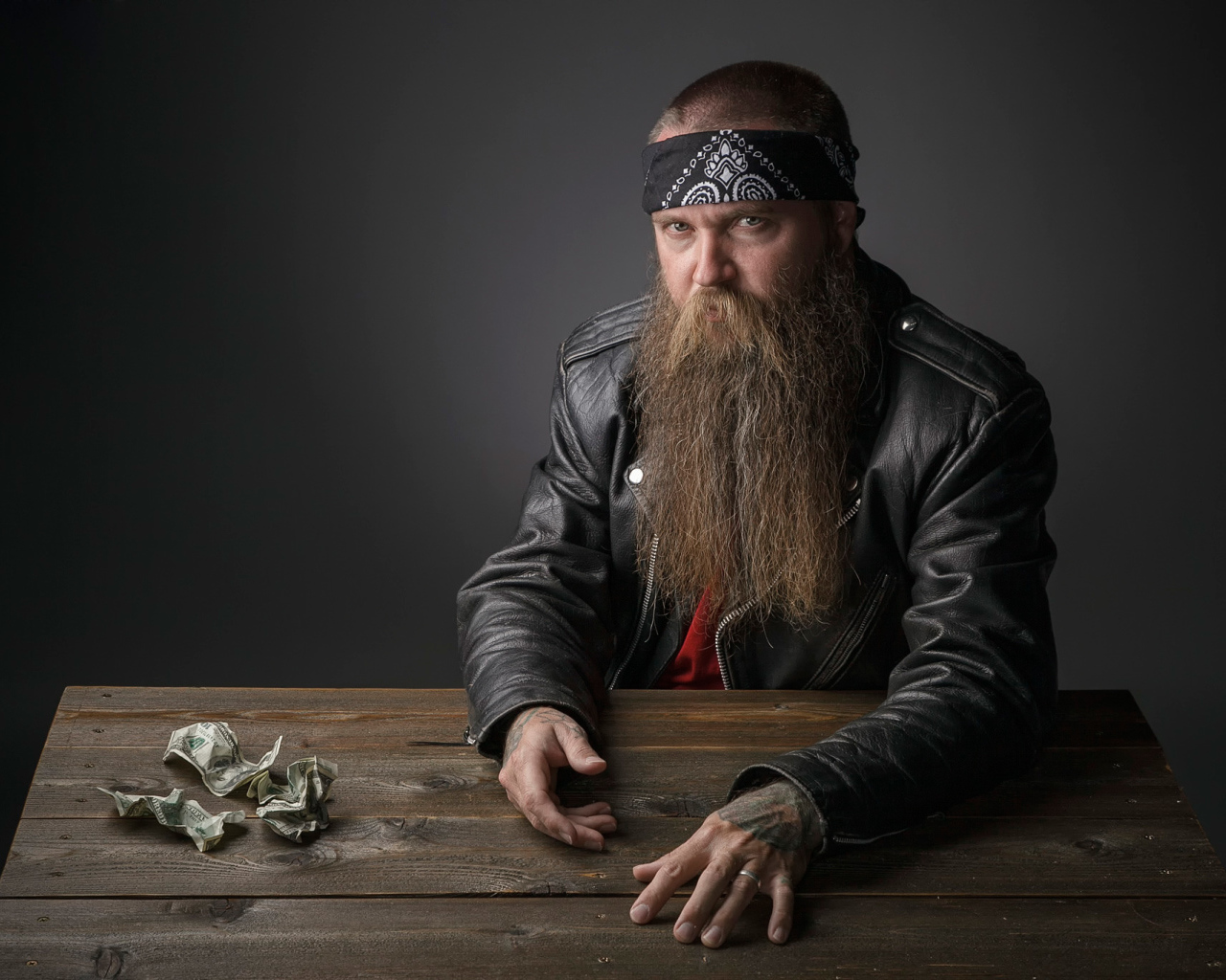 Бородатый байкер за столом
