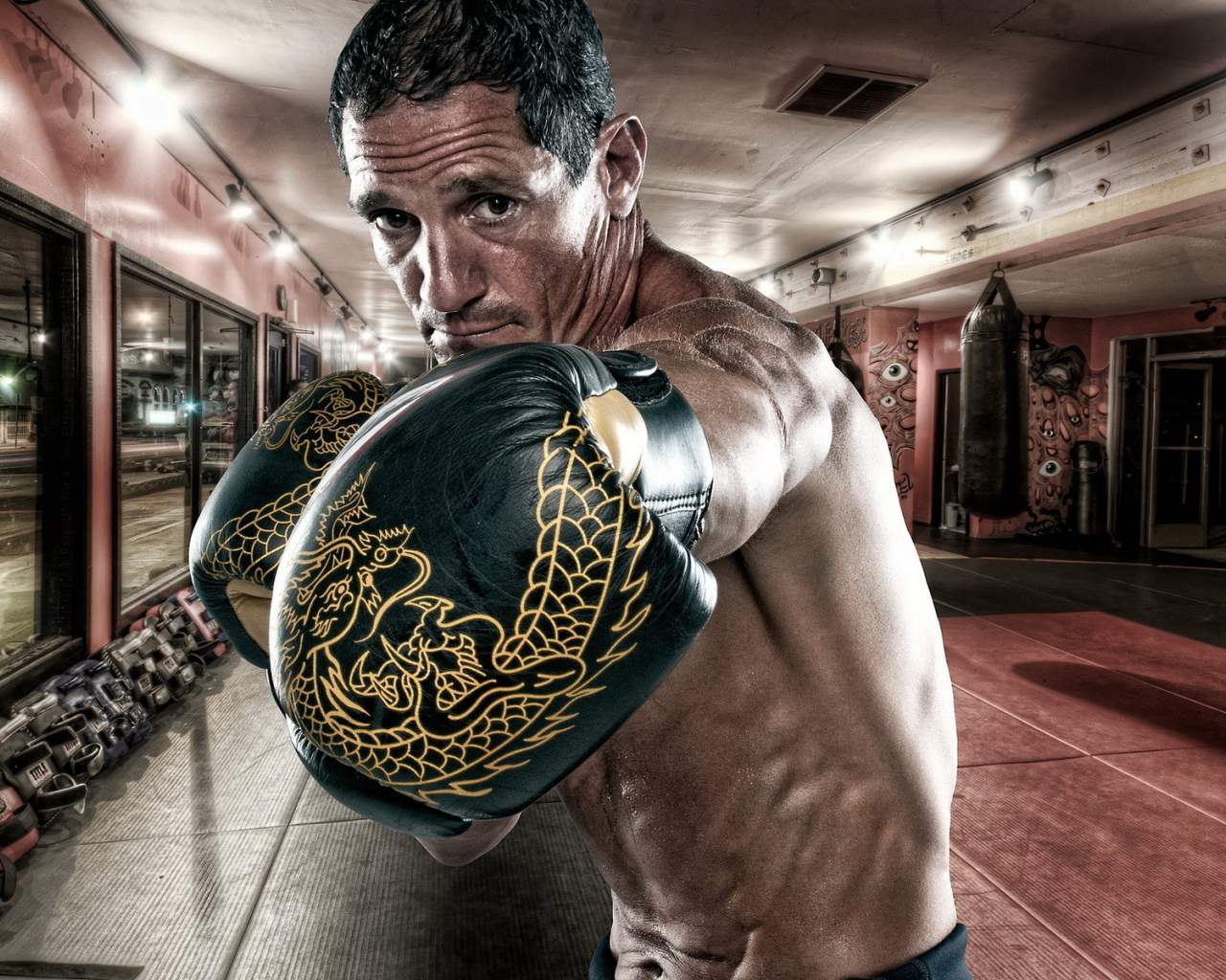 Боксер на тренировке