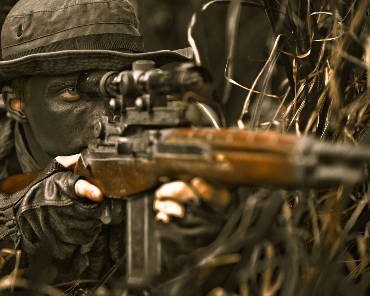 Замаскированный снайпер в траве