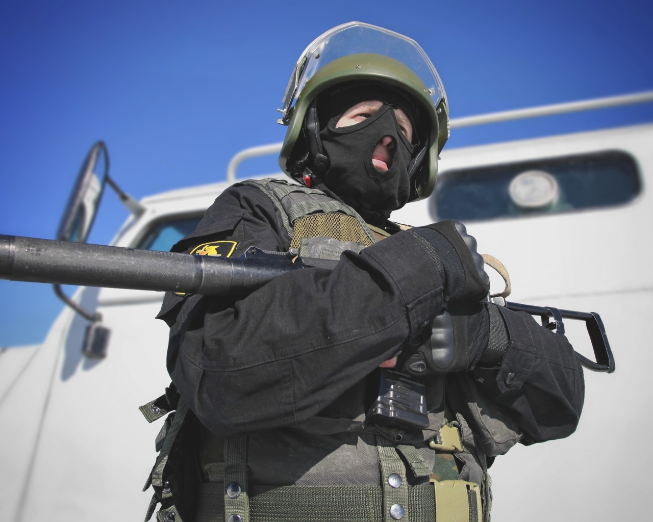 Спецназовец с оружием