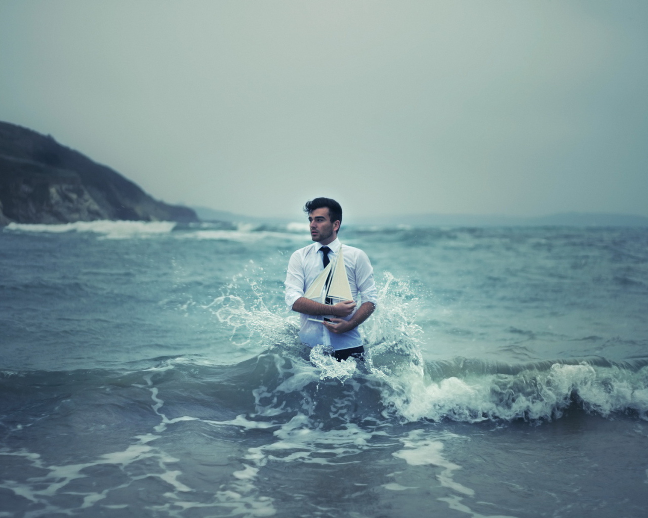 Мужчина с кораблем в море