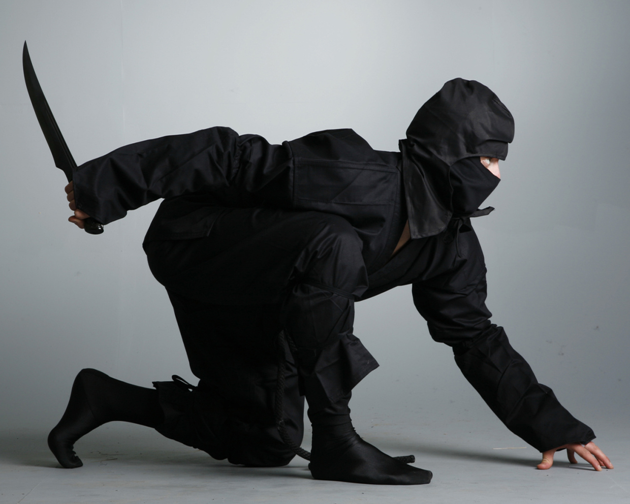 Ниндзя в черном костюме