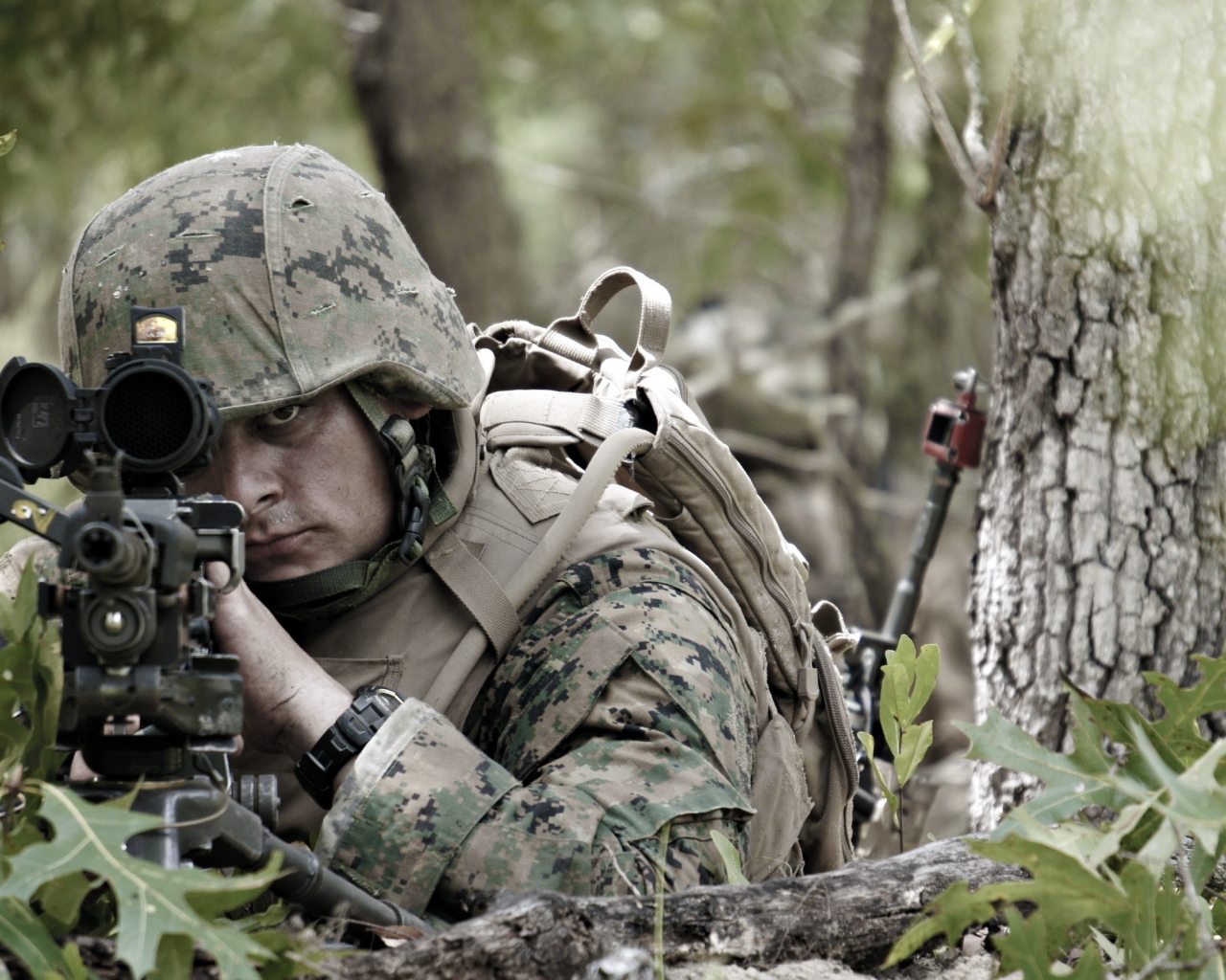 Солдат целится из винтовки