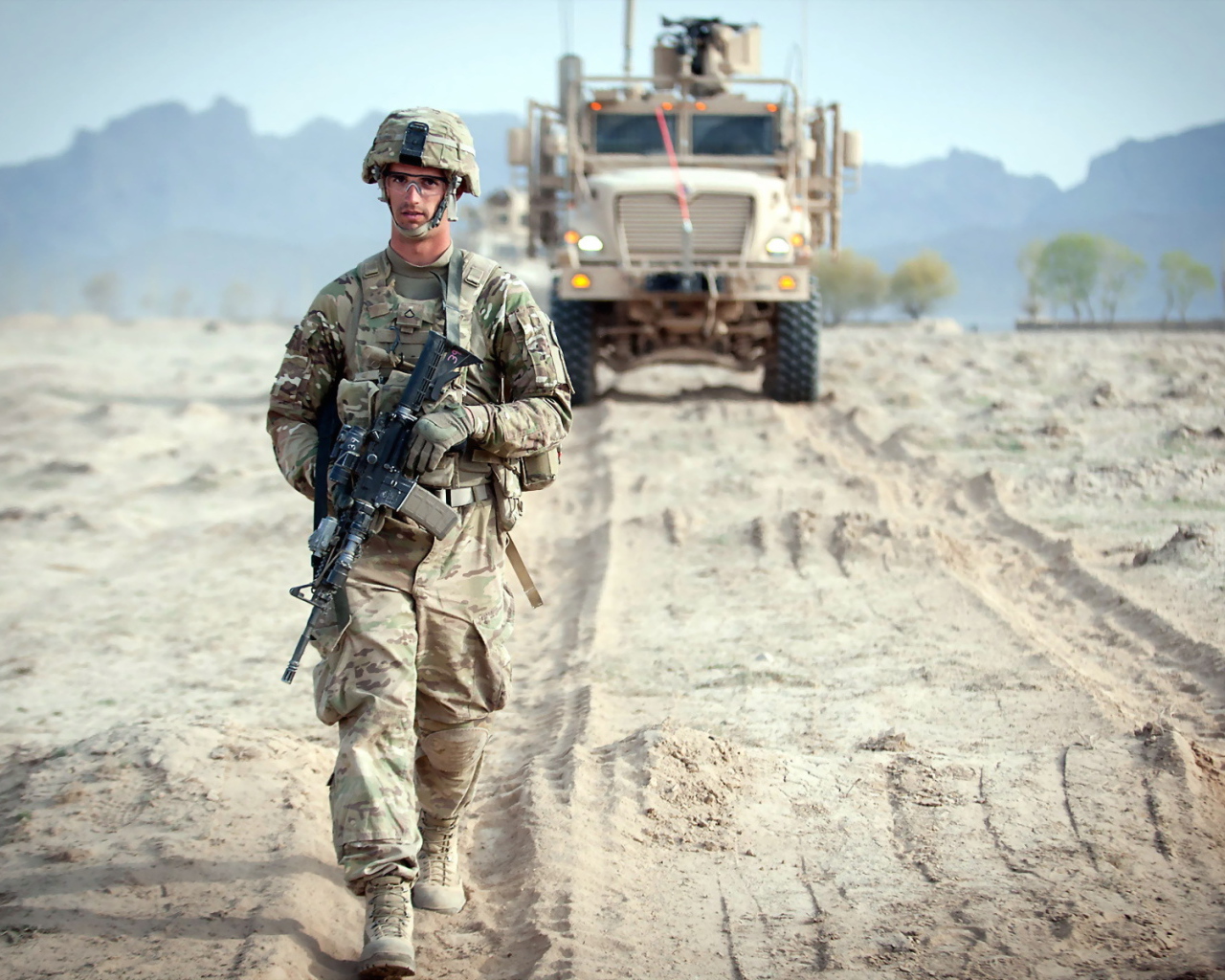 Солдат идет по колее