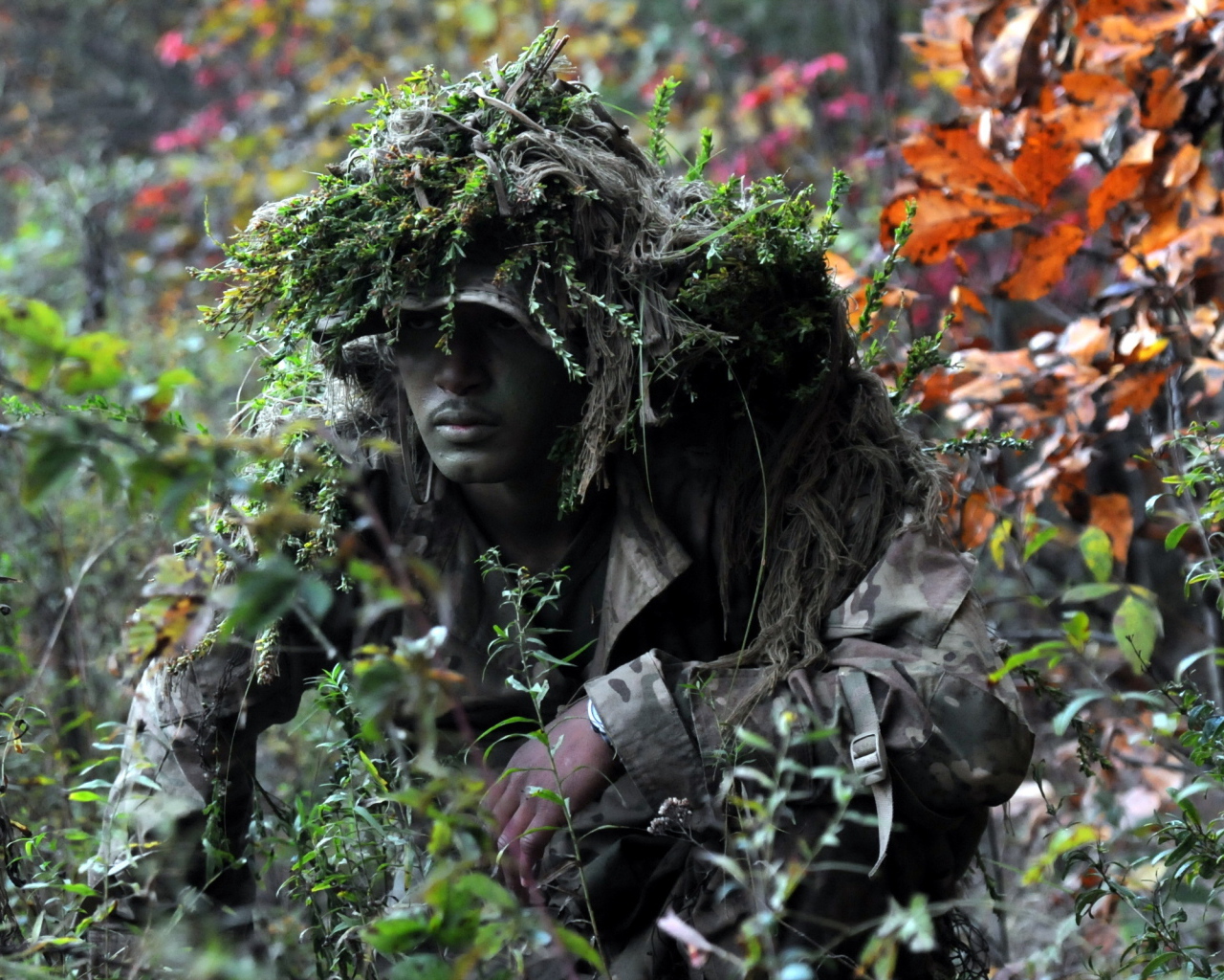 Солдат в маскировке