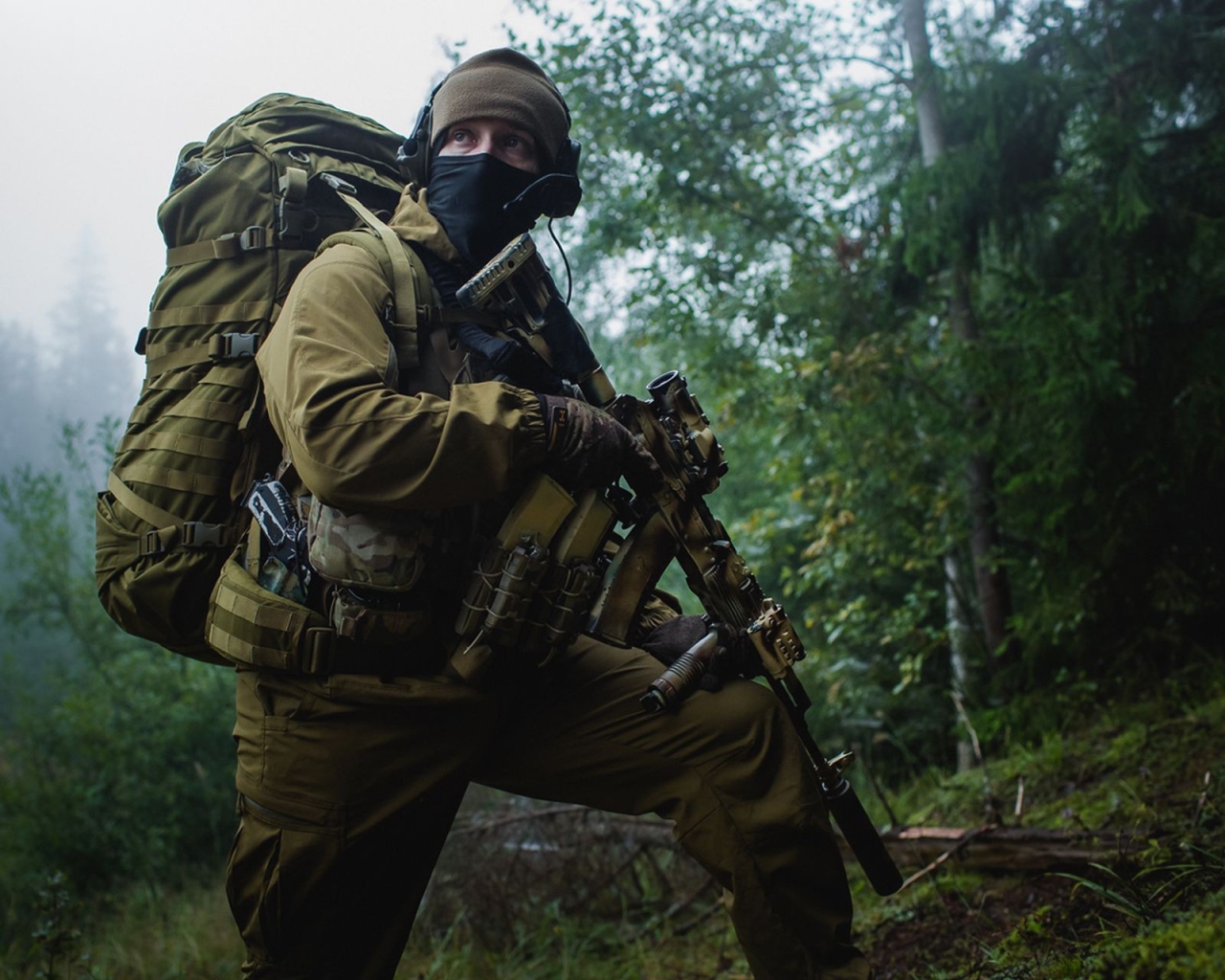 Солдат в снаряжении с автоматом АК