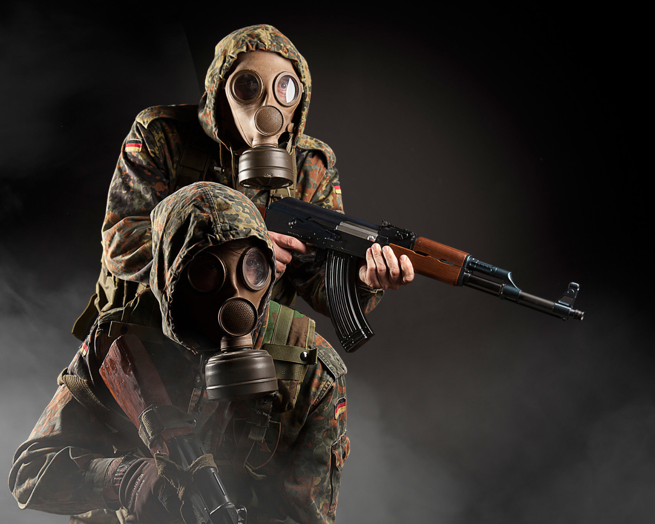 Солдаты в противогазах