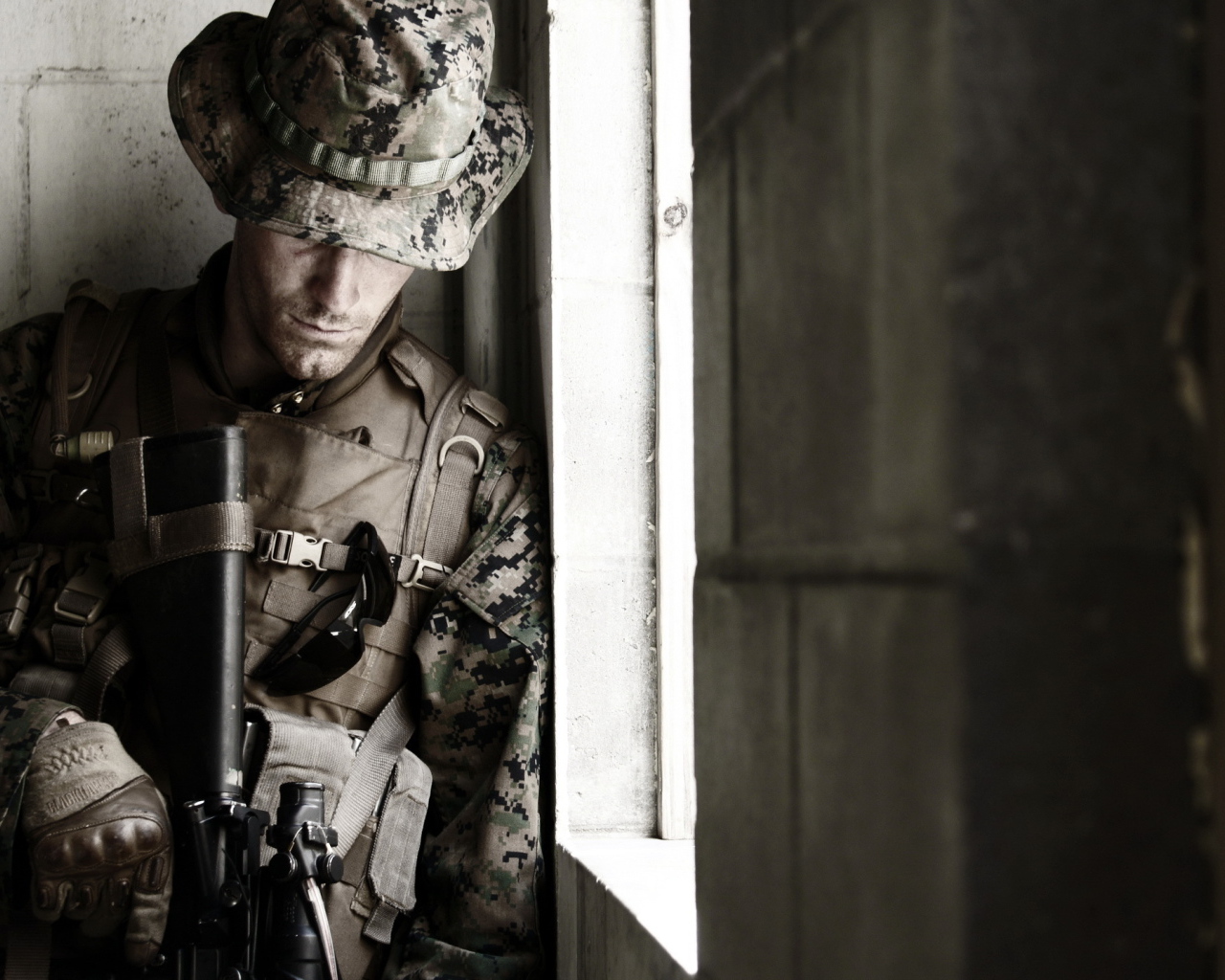 Солдат около окна