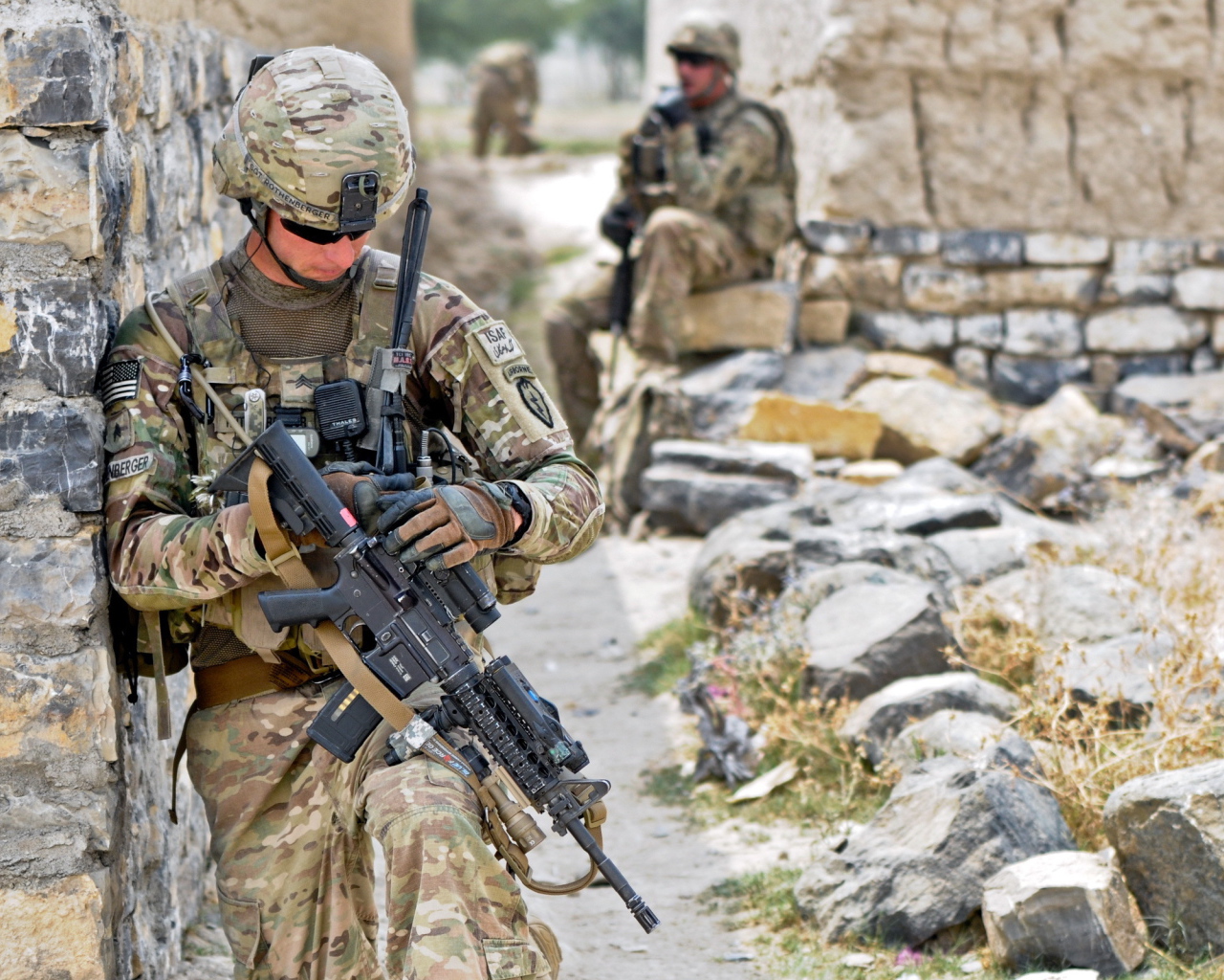 Солдат у каменной стены