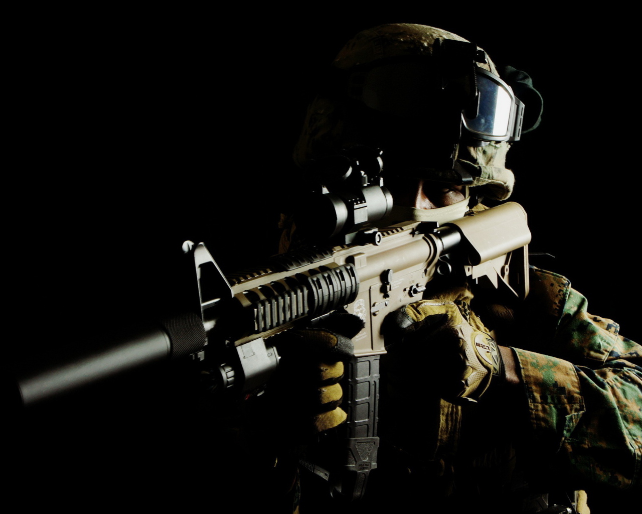 Солдат на черном фоне с автоматом