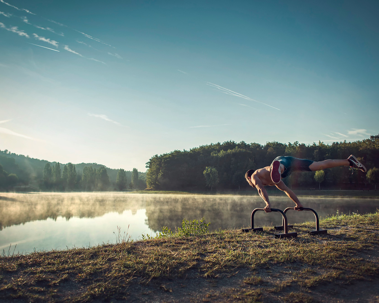 Занятия спортом у озера