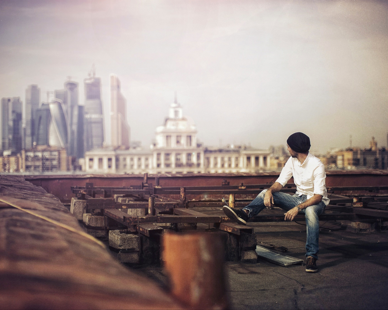 Парень смотрит на город