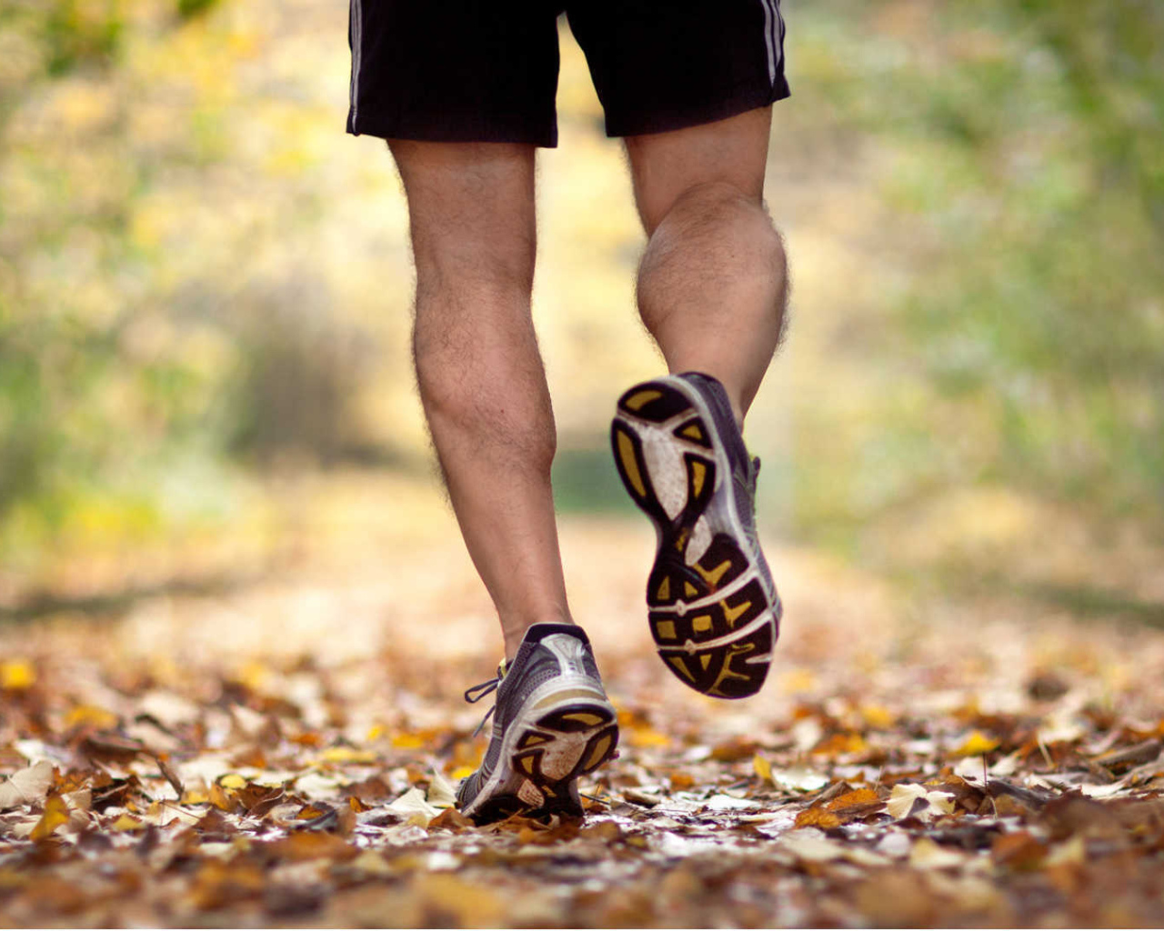 Мужчина в кедах на пробежке