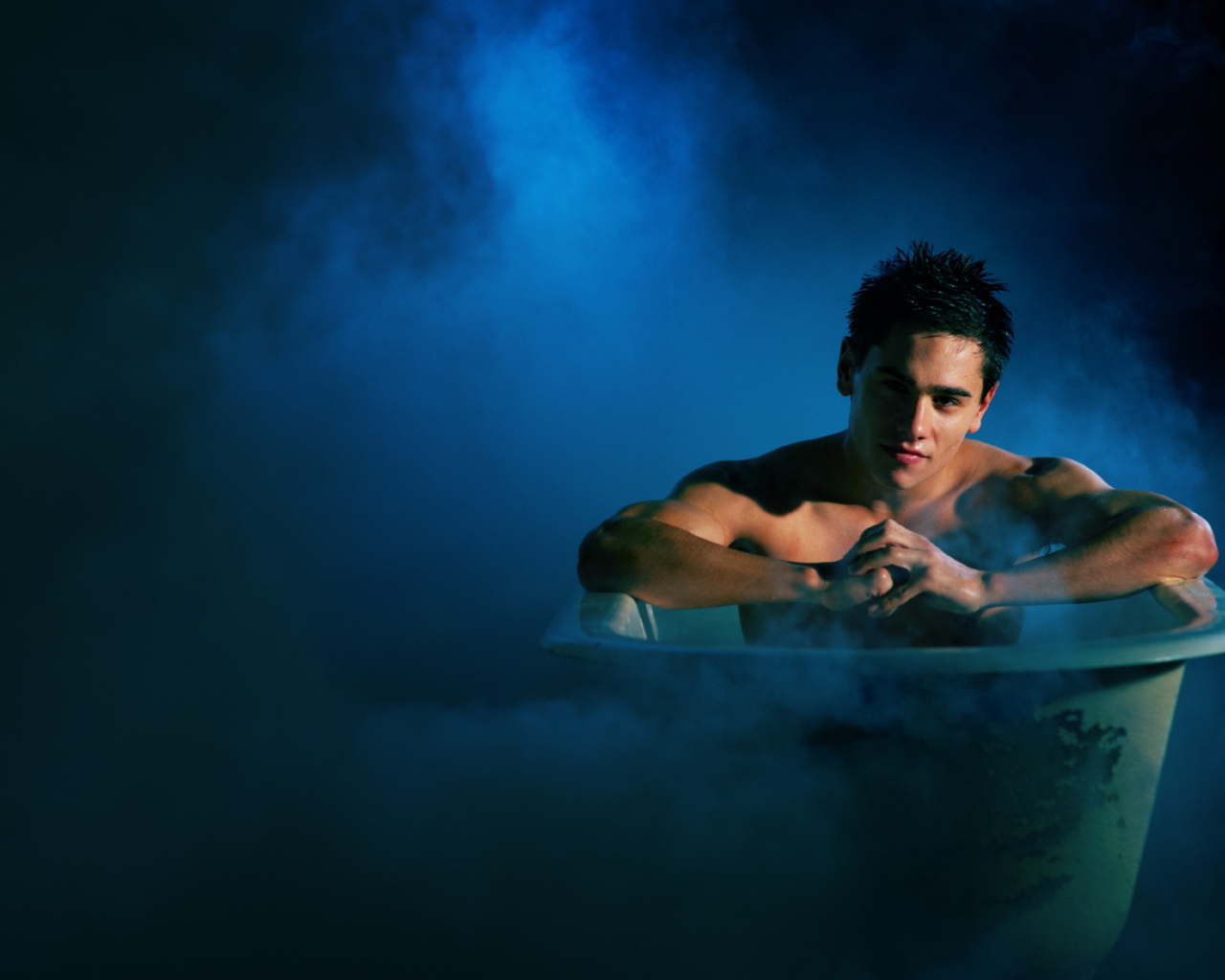 Мужчина в ванне