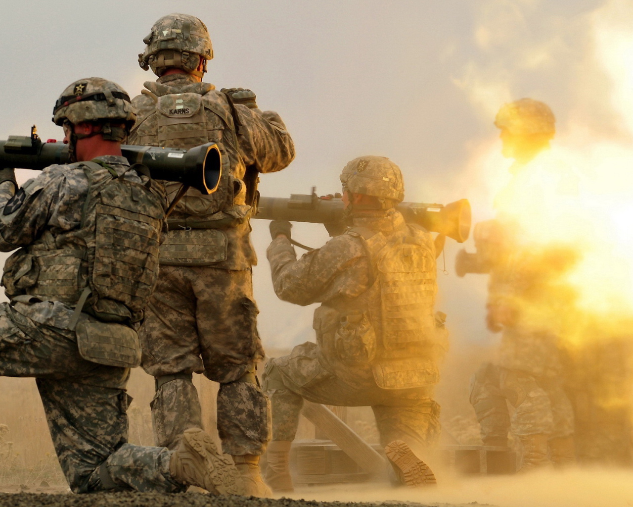 Солдаты стреляют из гранатометов