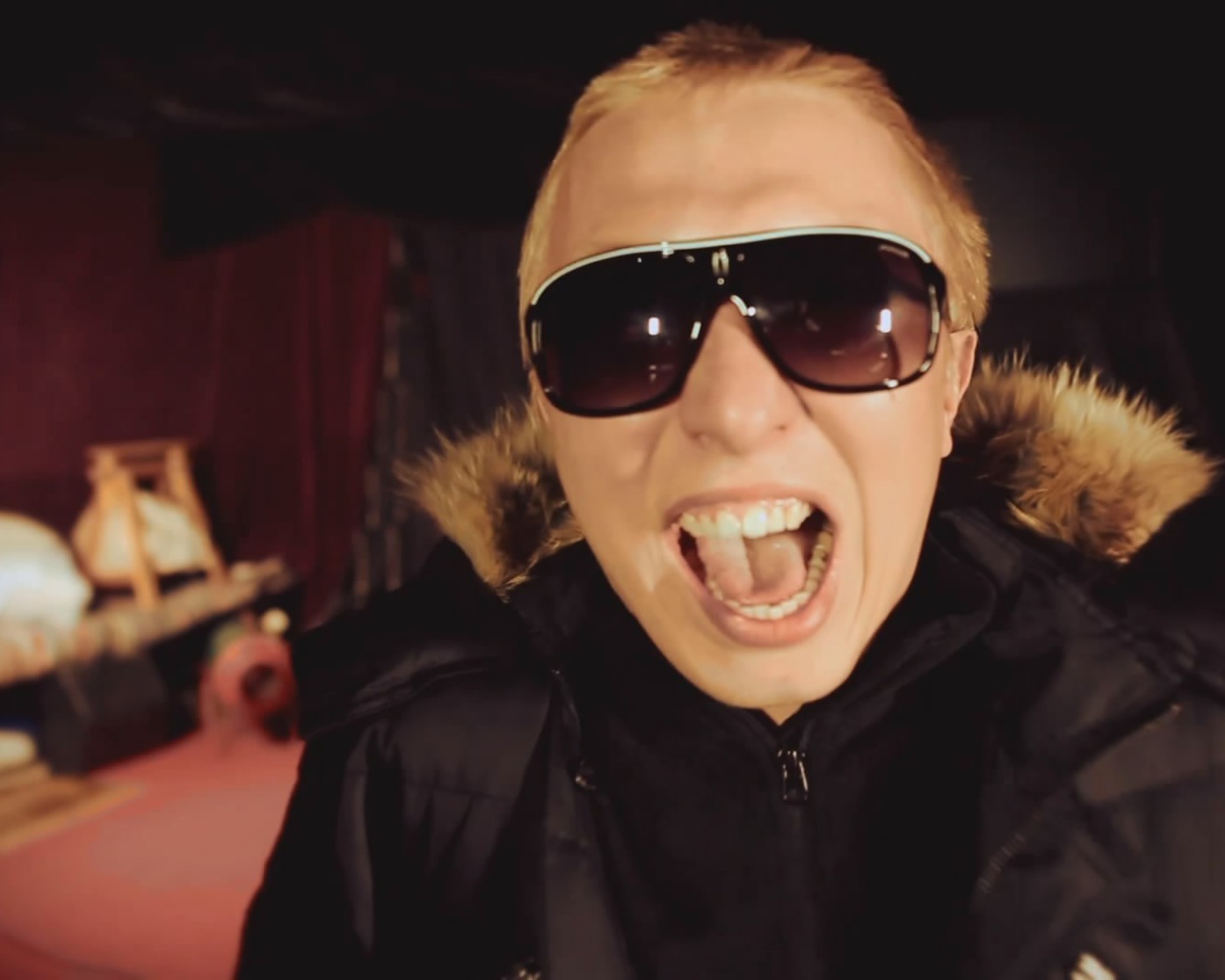 Популярный актер Витя АК