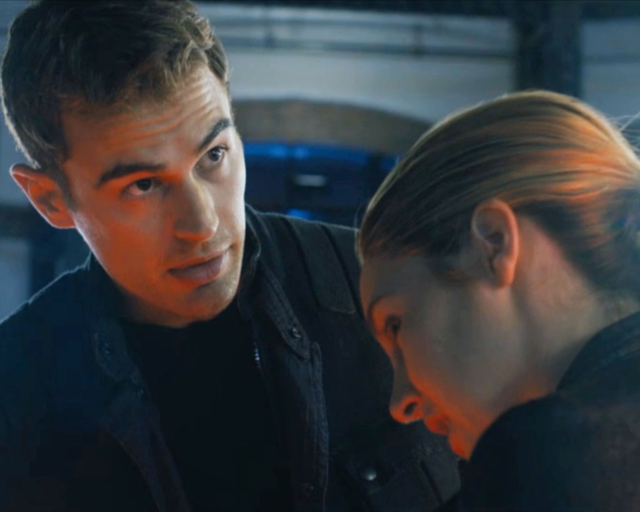 Суперзвезда Тео Джеймс