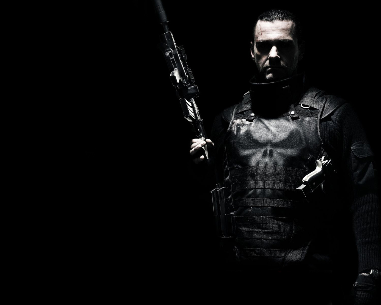 Рэй Стивенсон с оружием