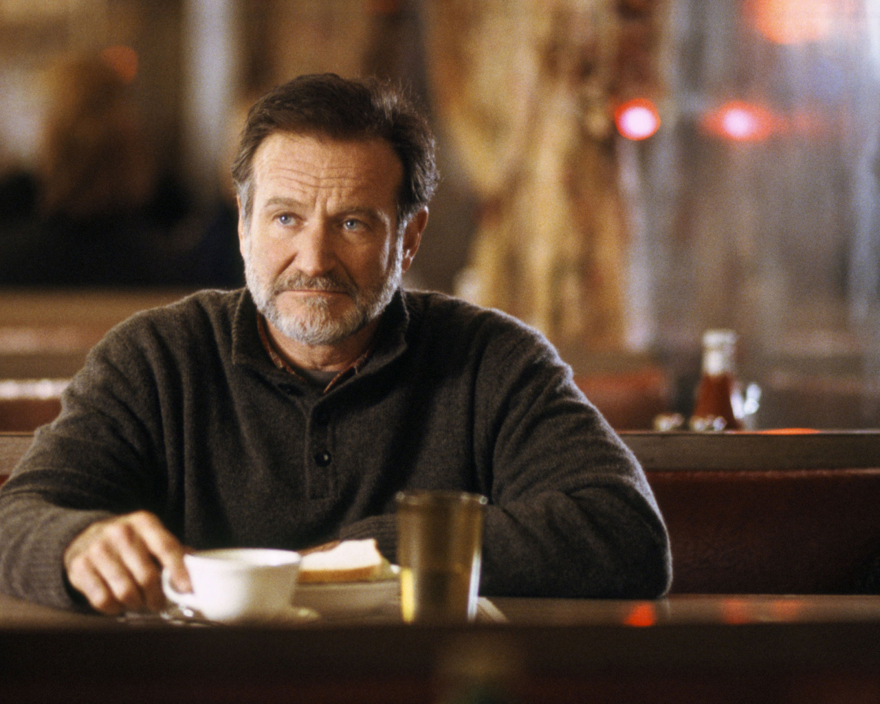 Актер Робин Уильямс за столом