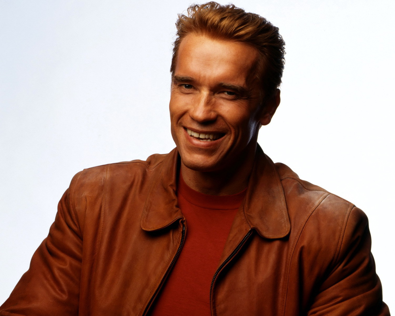 Арнольд Шварценеггер в коричневой кожаной куртке