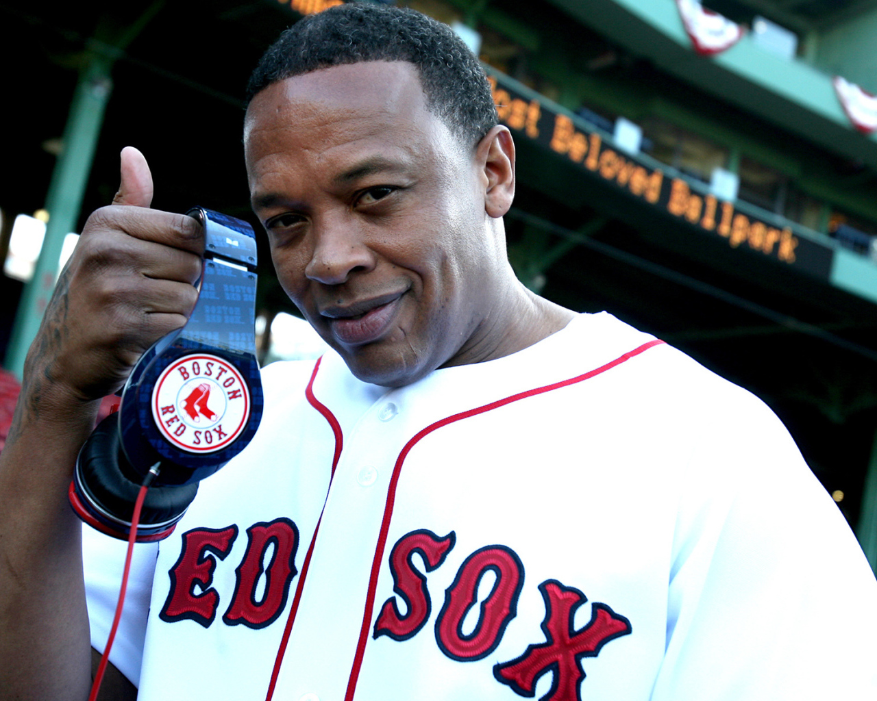 Др. Дре с наушниками