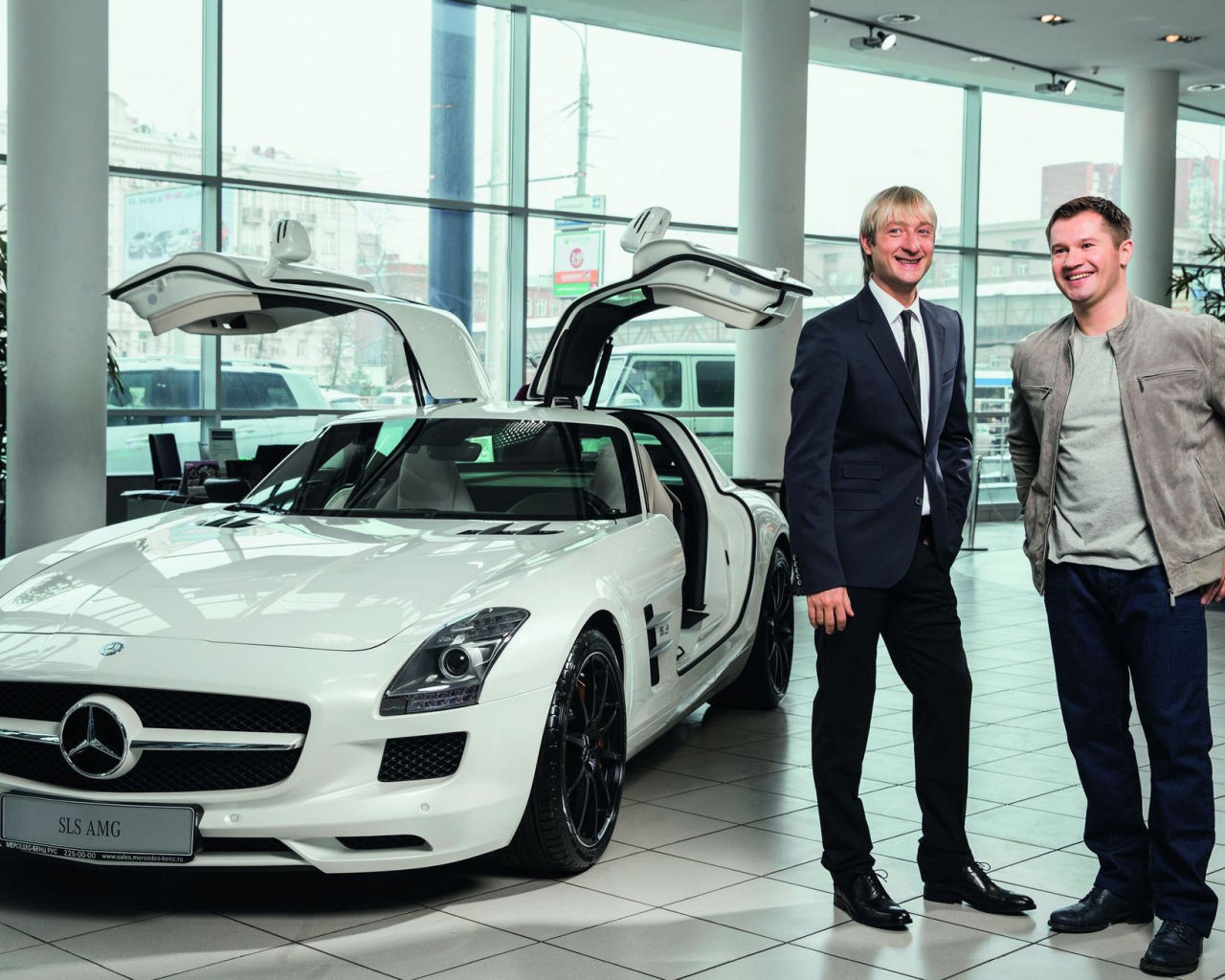 Евгений Плющенко в автосалоне