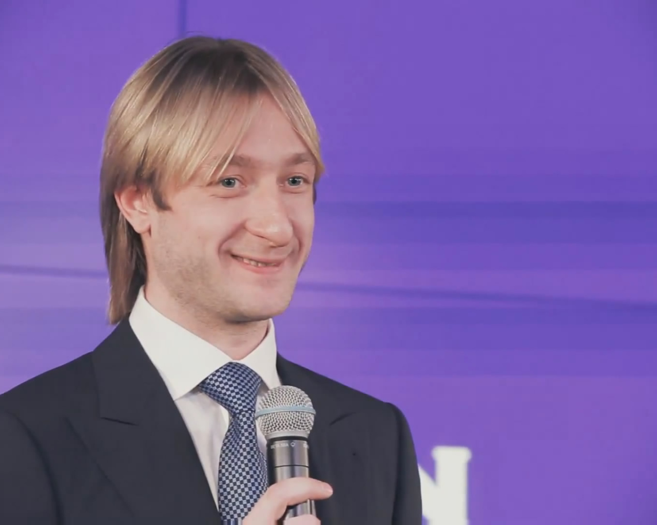 Евгений Плющенко с микрофоном
