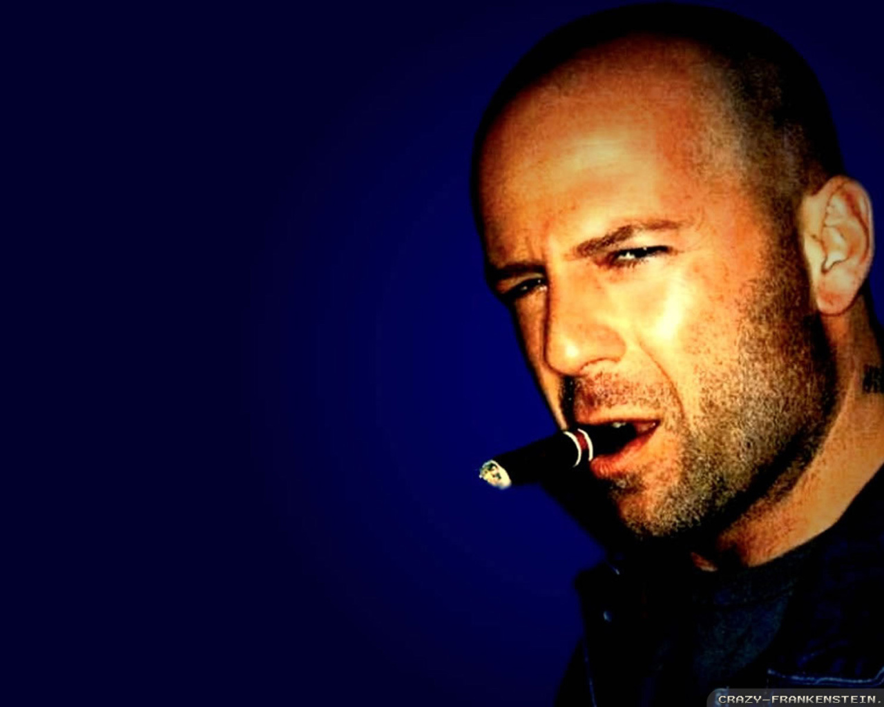 Известный актер Брюс Уиллис курит сигару