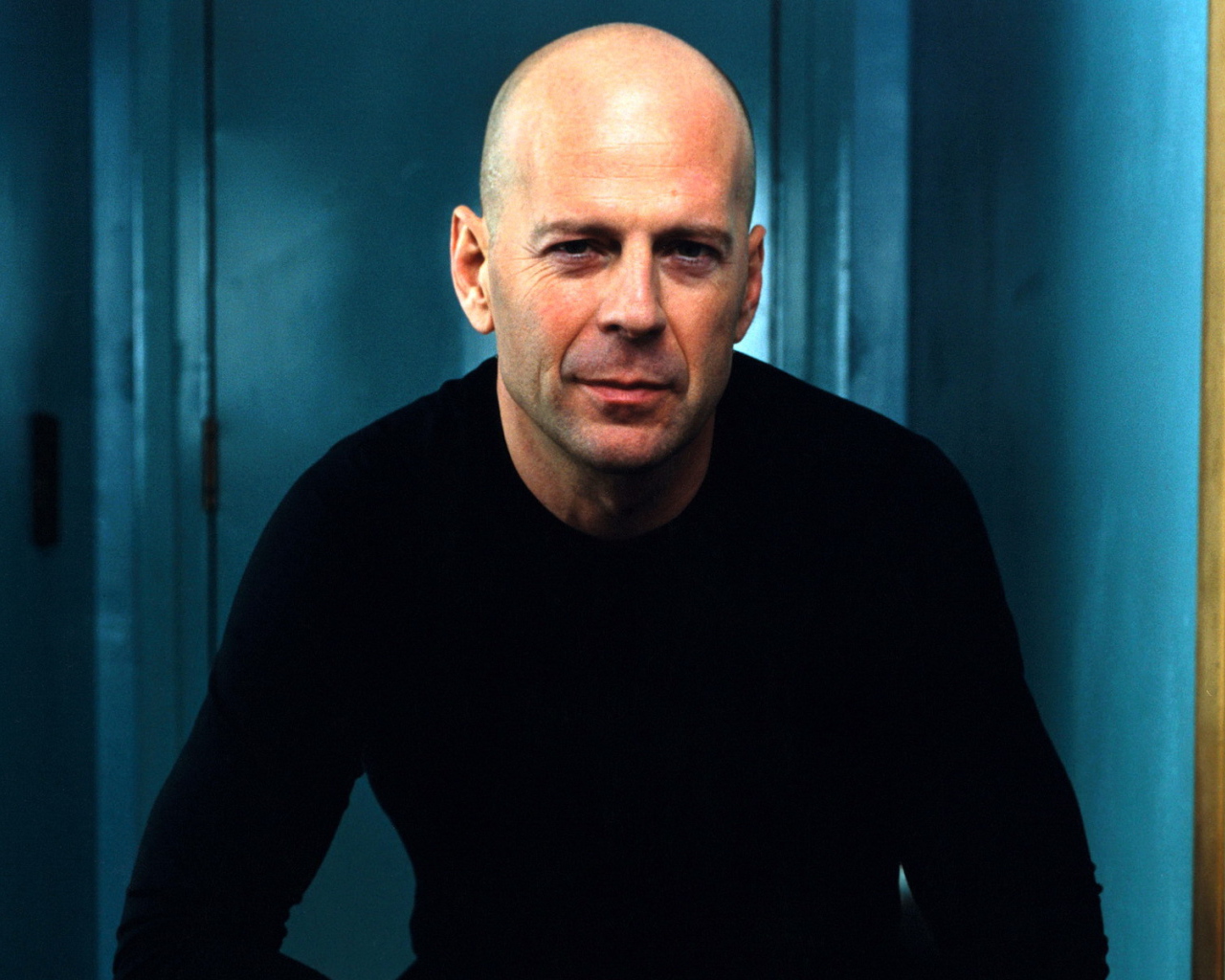 Известный киноактер Брюс Уиллис в голубой комнате