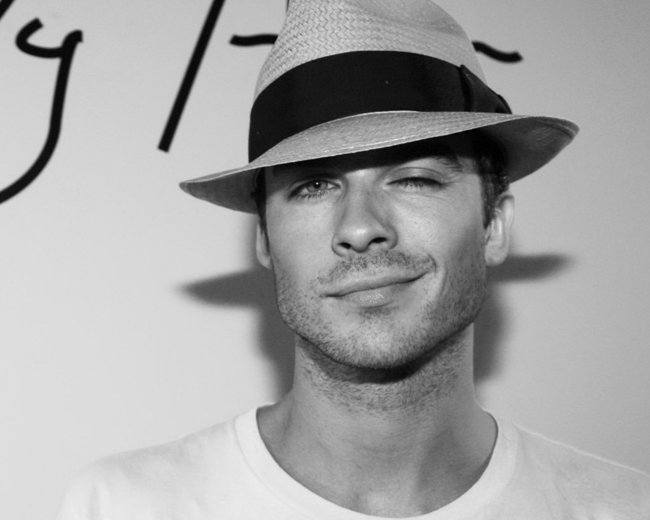 Йен Сомерхолдер в шляпе