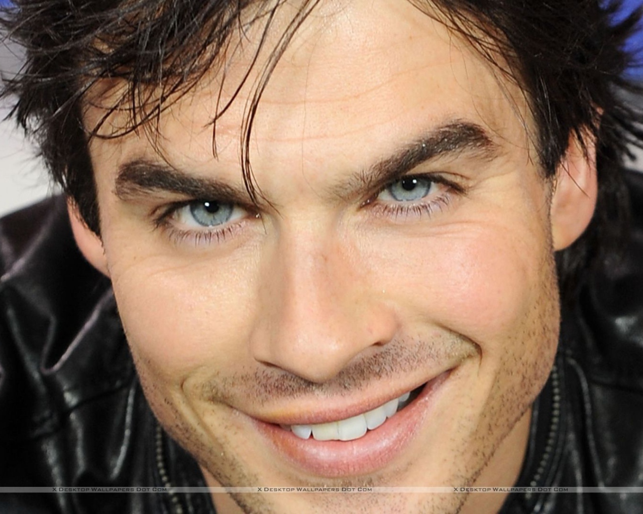 Йен Сомерхолдер улыбается