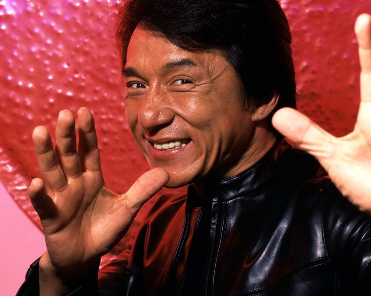 Джеки Чан улыбается