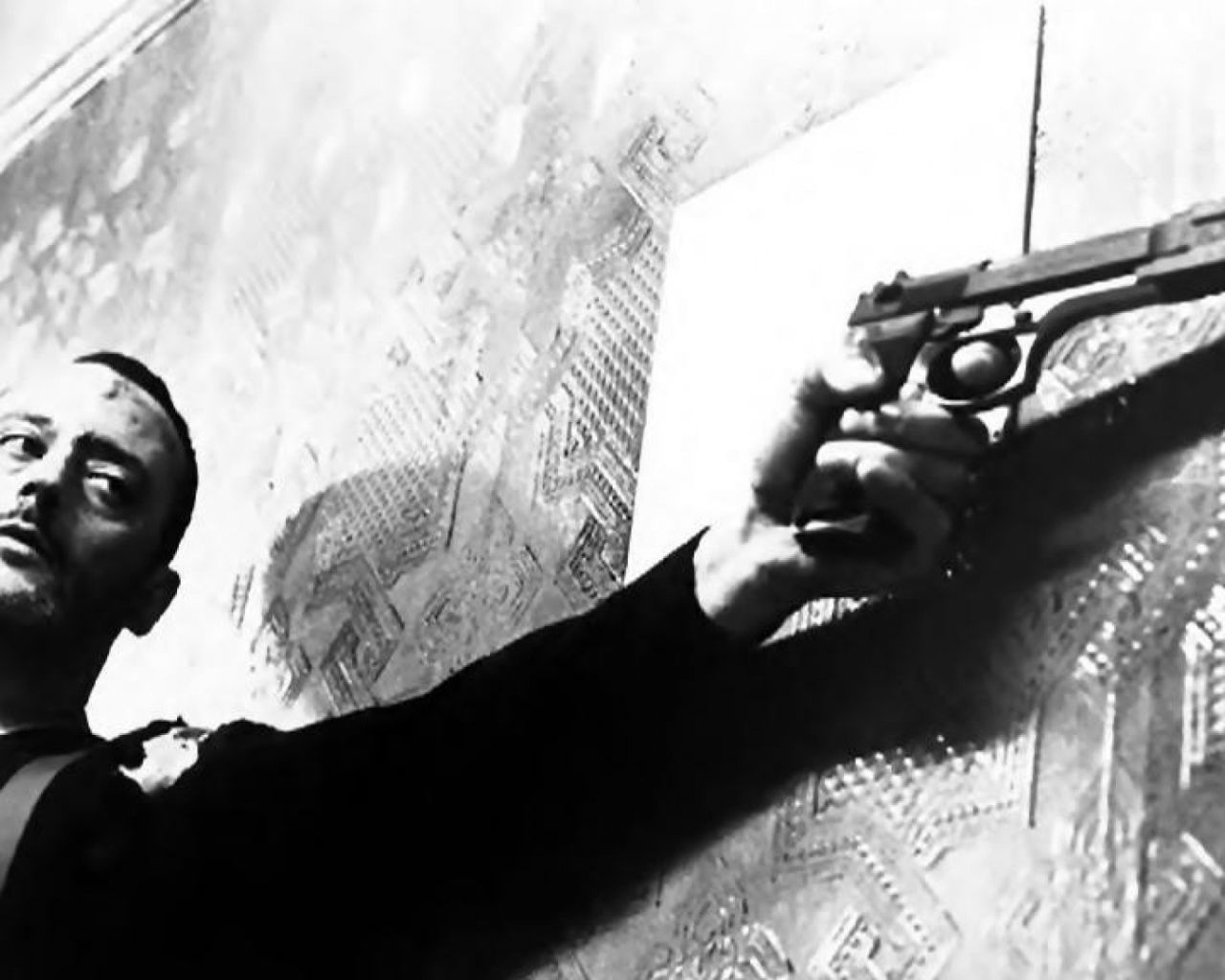 Жан Рено с пистолетом