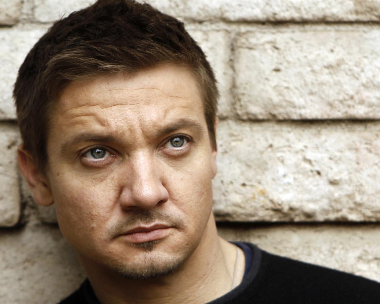 Джереми Реннер крупным планом