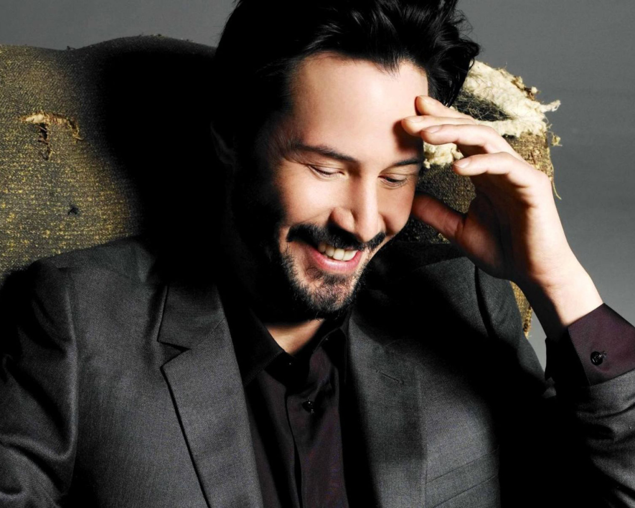 Киану Ривз смеется