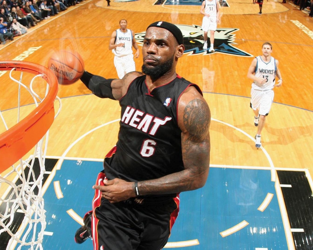 Леброн Джеймс на баскетбольной площадке