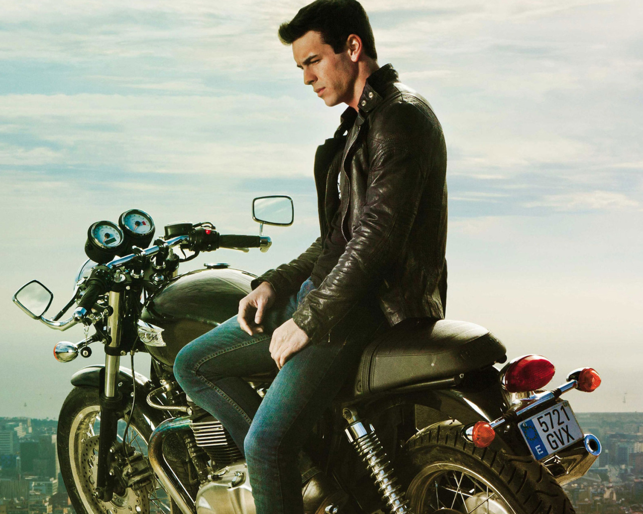 Марио Касас и мотоцикл