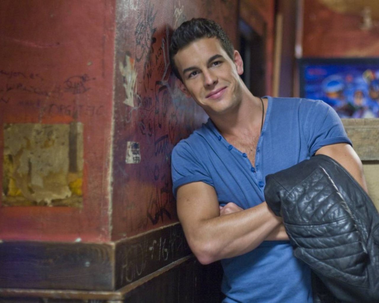 Марио Касас в синей футболке