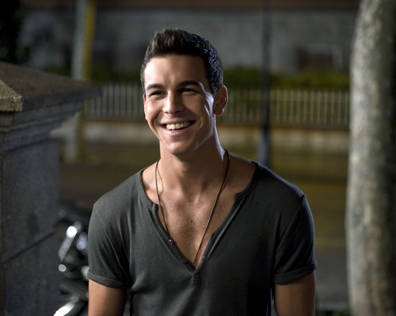 Марио Касас улыбается