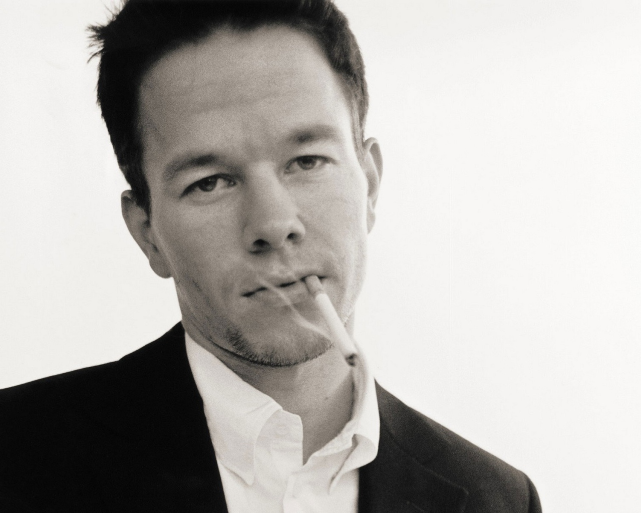 Марк Уолберг курит