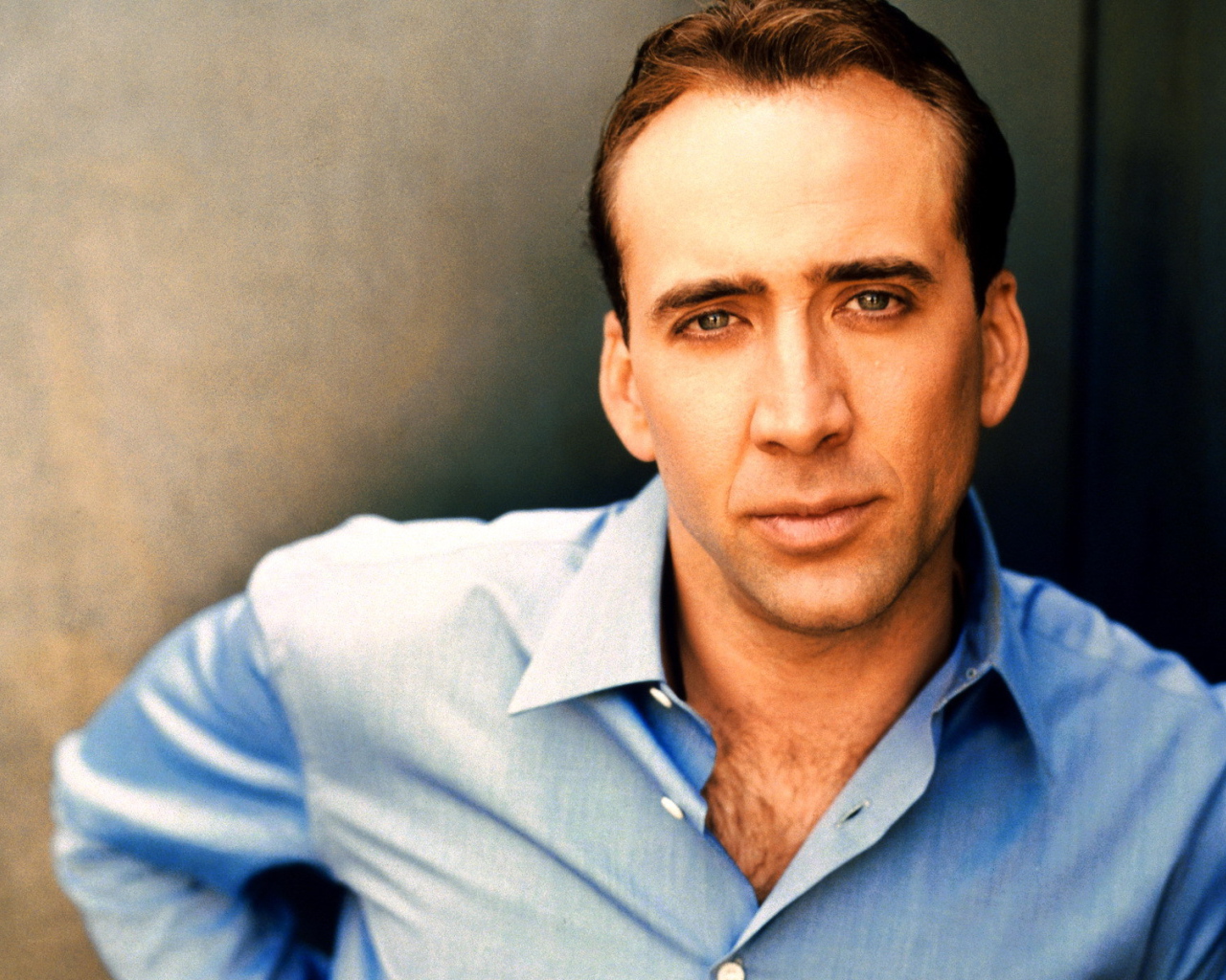 Николас Кейдж в синей рубашке