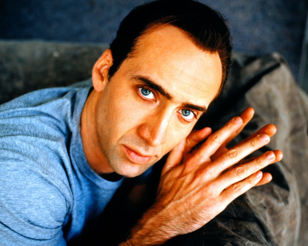 Николас Кейдж на диване