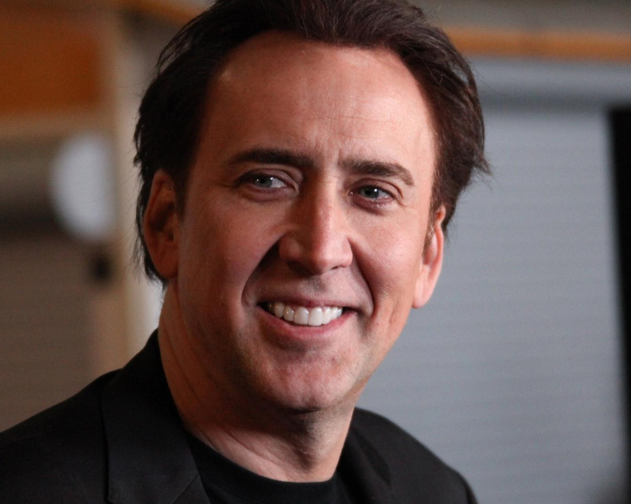 Николас Кейдж улыбается